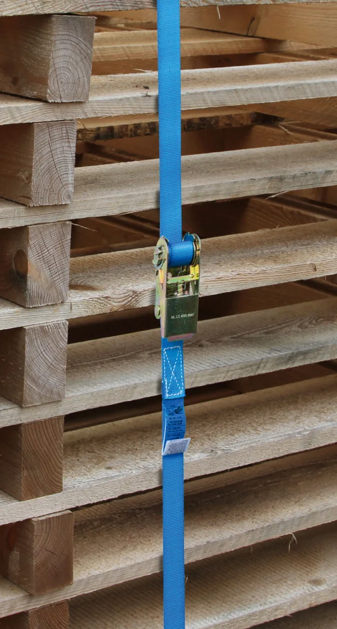 Blauer Kerbl Zurrgurt mit Ratsche an einer Holzpalette