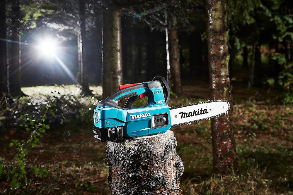 Makita DUC254Z Akku-Kettensäge auf einem Baumstumpf im Wald