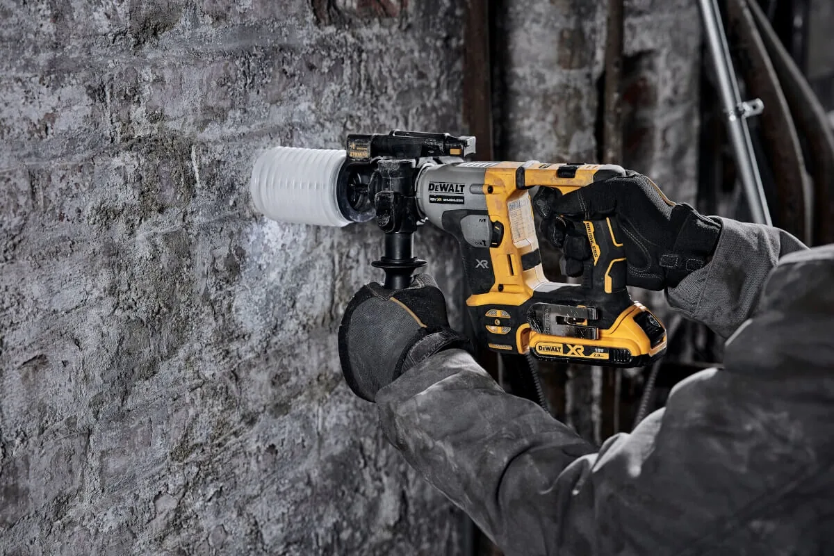 DeWalt DCH172NT Akku-Bohrhammer im Einsatz an der Wand mit Absaugung, andere Ansicht