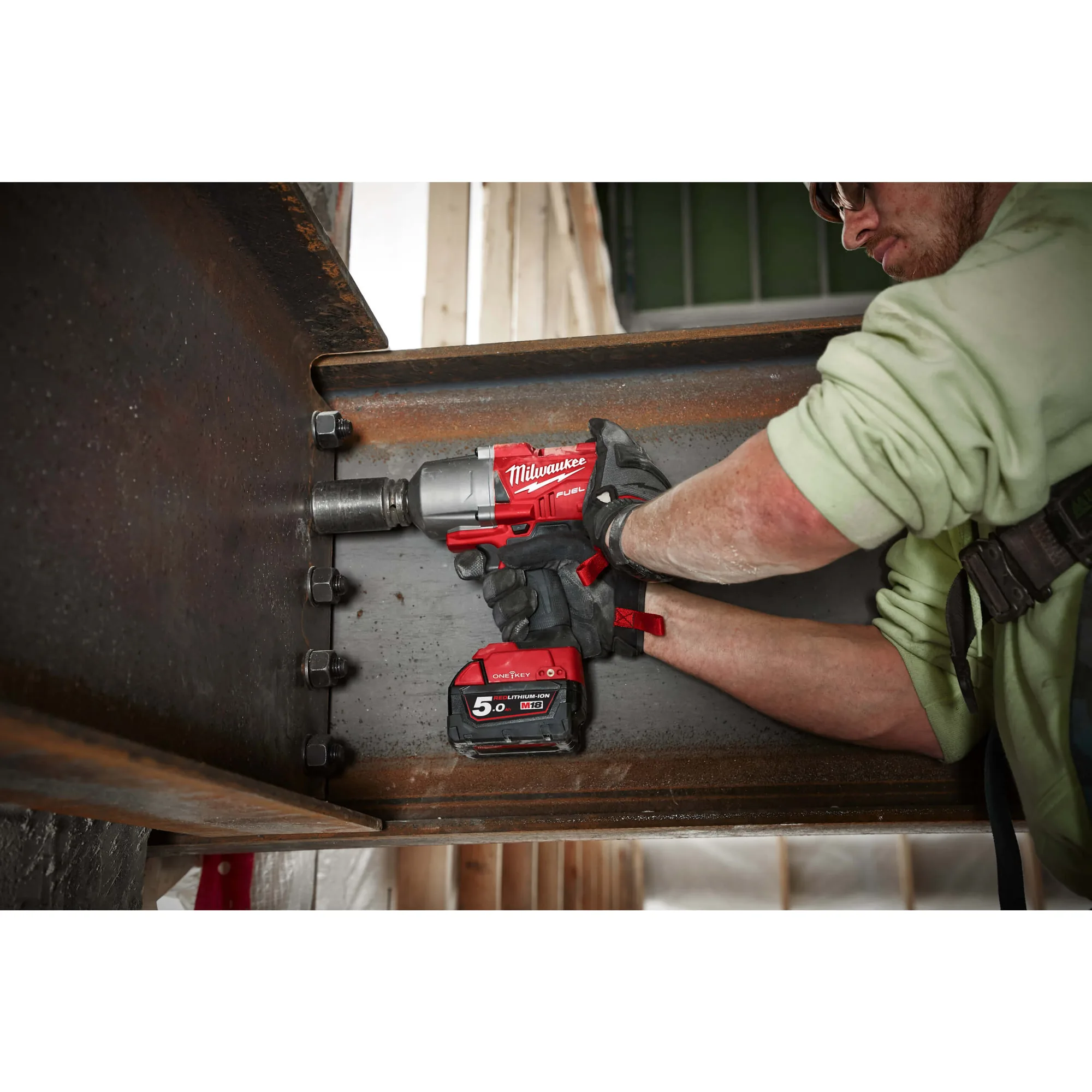 Milwaukee M18 FUEL Schlagschrauber 3/4 Zoll beim Verschrauben eines Stahlträgers