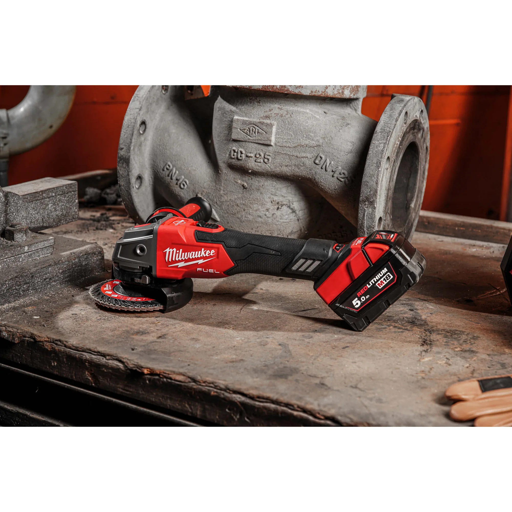 Milwaukee M18 FSAGV125 Winkelschleifer beim Trennen eines Gussteils