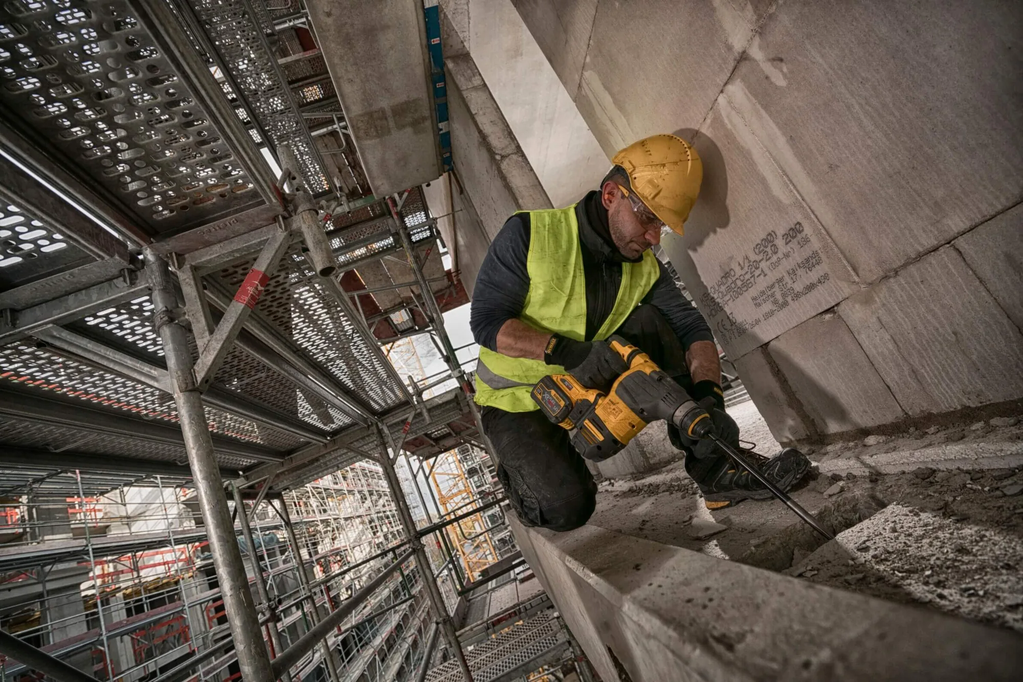 DeWalt DCH333NT FLEXVOLT Akku-Kombihammer im Einsatz beim Bohren am Boden