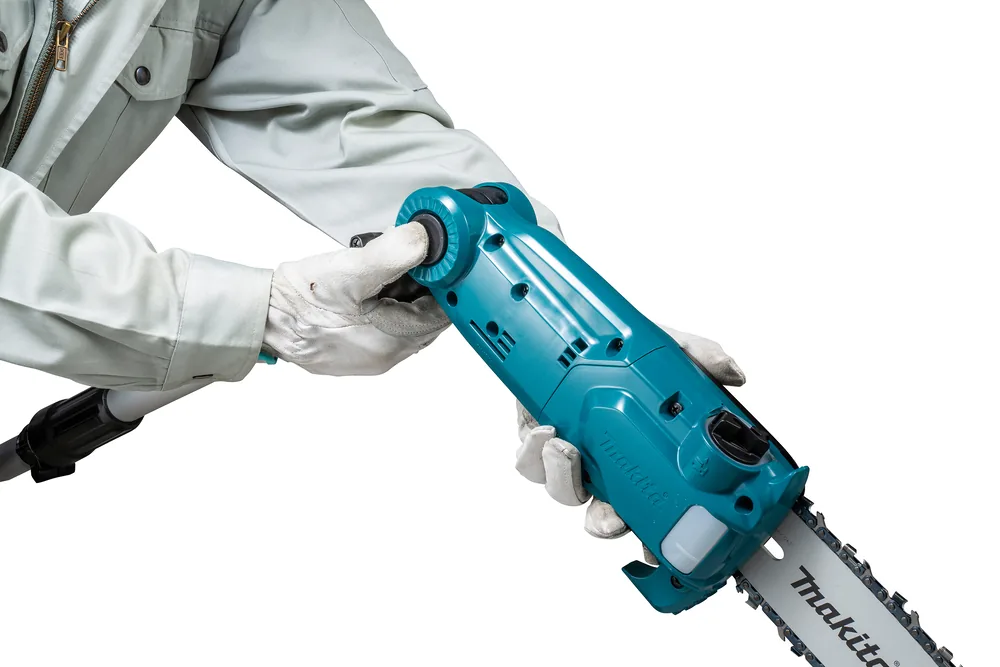 Hände mit Handschuhen verstellen den Winkel des Makita DUA200Z Sägekopfs