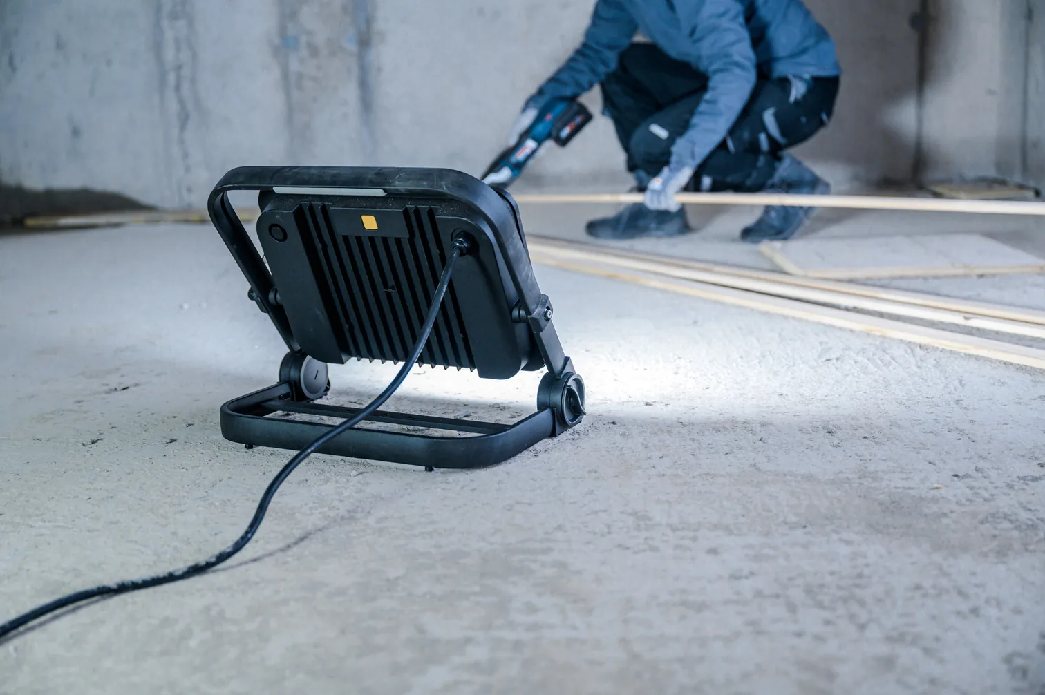 Brennenstuhl LED Baustrahler JARO 14060 M im Einsatz auf dem Boden einer Baustelle