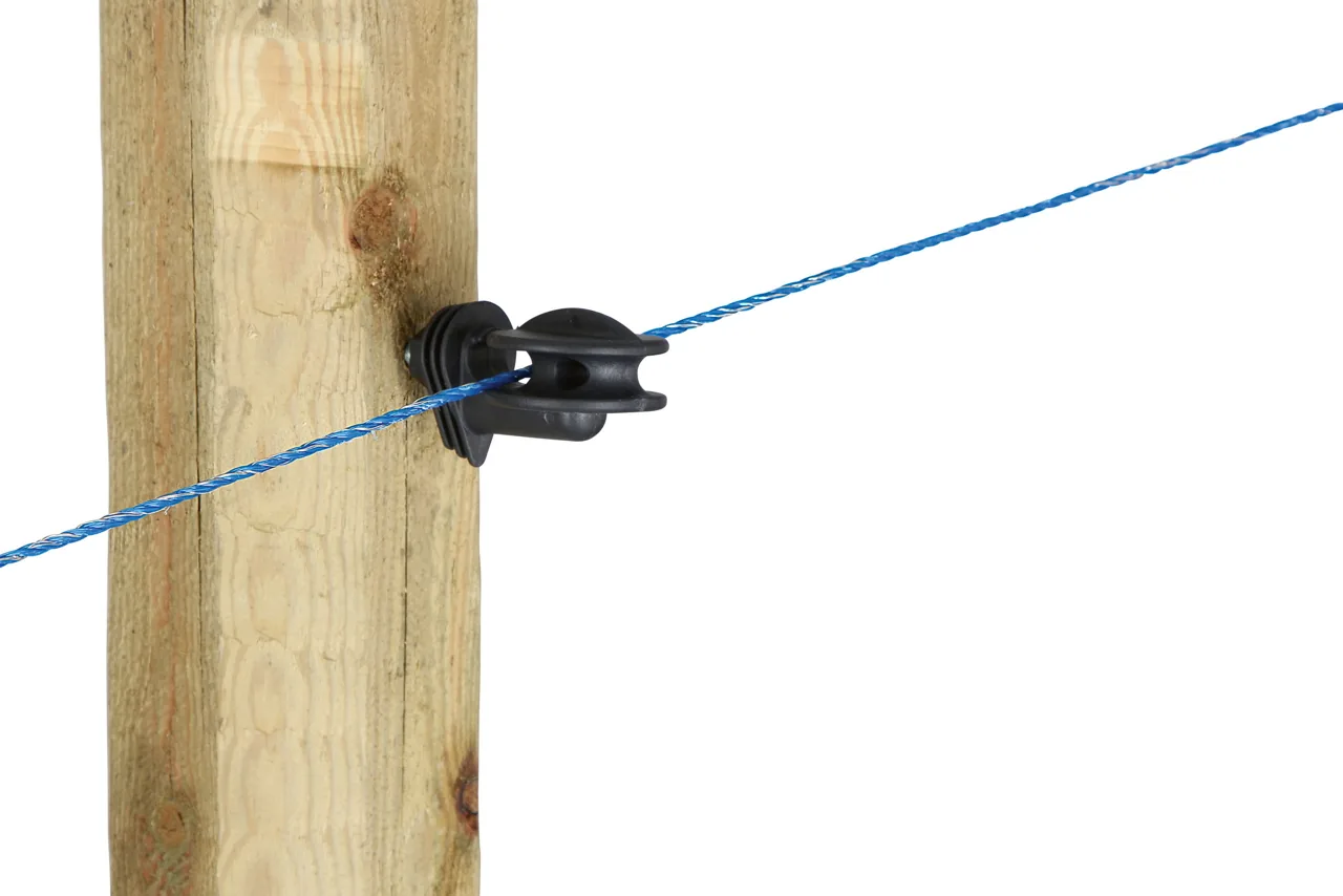 Kerbl WildHog Litze blau durch schwarzen Isolator an Holzpfosten geführt
