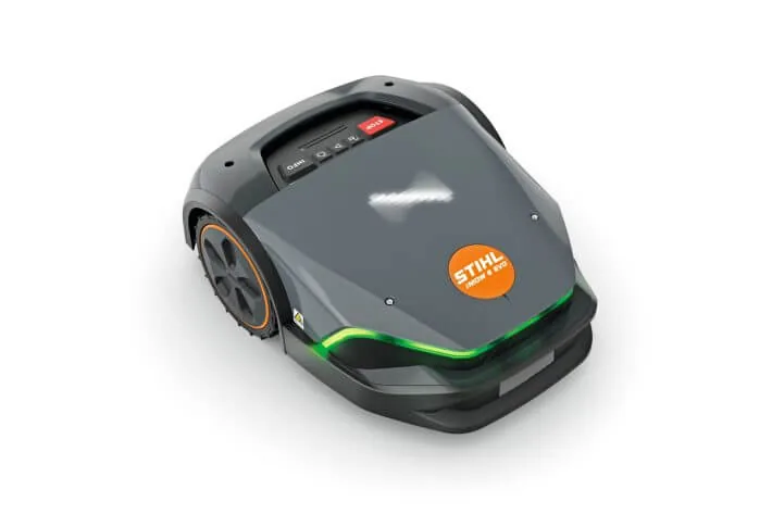 STIHL iMOW 6 EVO Mähroboter mit grünem LED-Streifen, Schrägansicht freigestellt