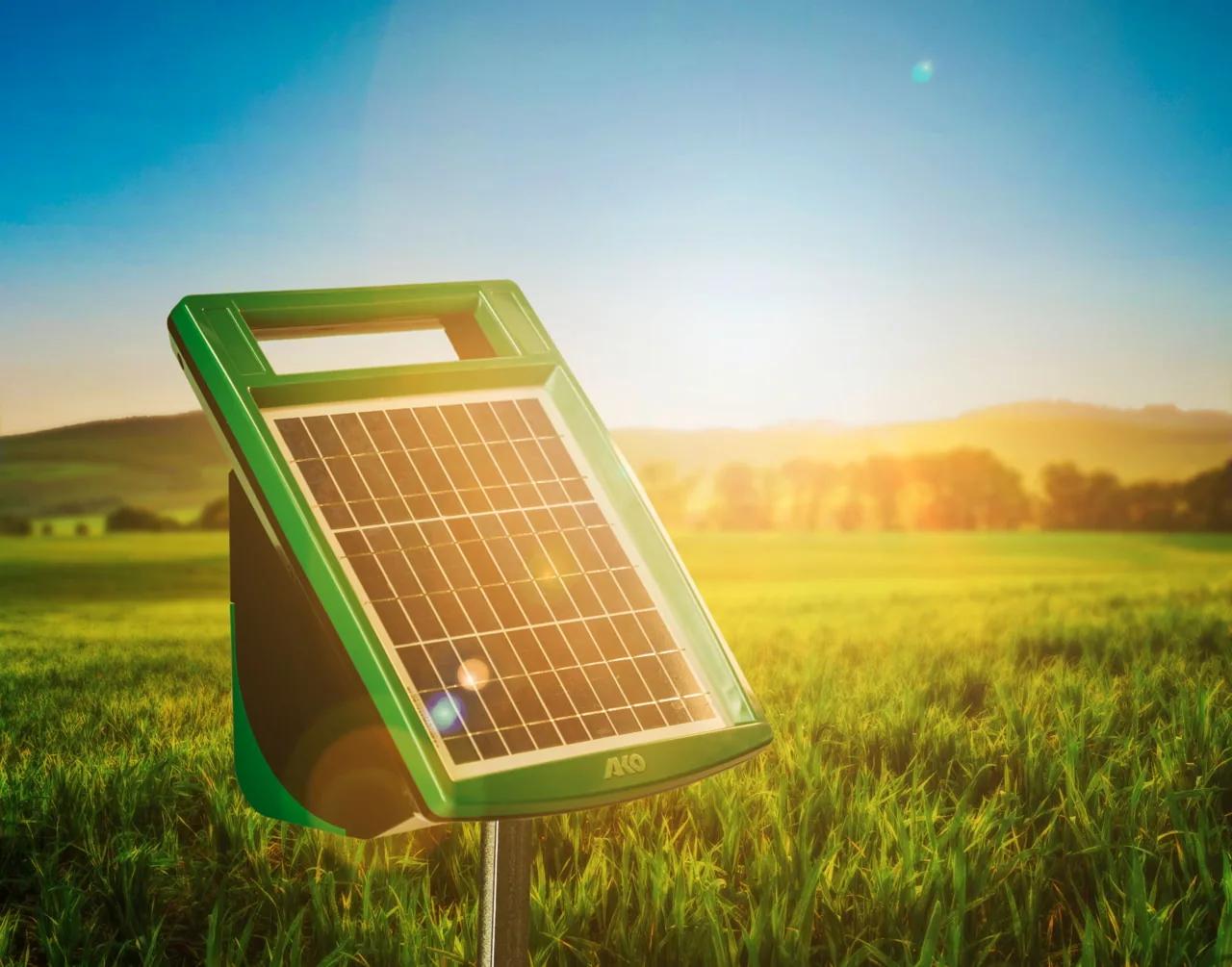 SunPower S1000 Solargerät auf Erdstab im Sonnenuntergang, Produktszene
