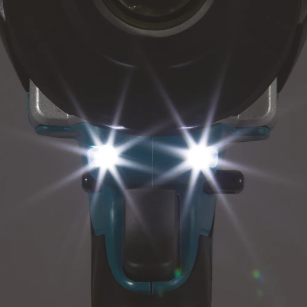 Zwei LED-Leuchten des Makita DTW1002Z in der Detailaufnahme vor dunklem Hintergrund