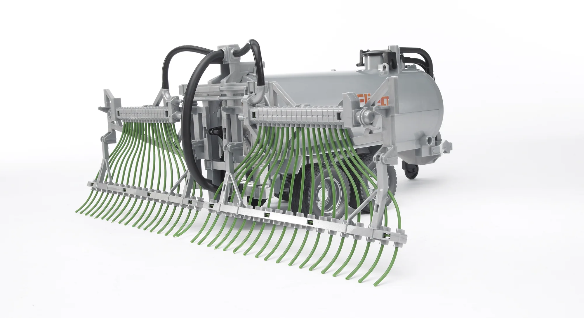 Detailansicht der Schlauchsysteme am Heck des Bruder Fliegl Fasses