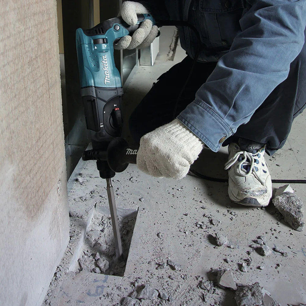 Makita HR2470 Kombihammer im Einsatz beim Stemmen eines Betonbodens