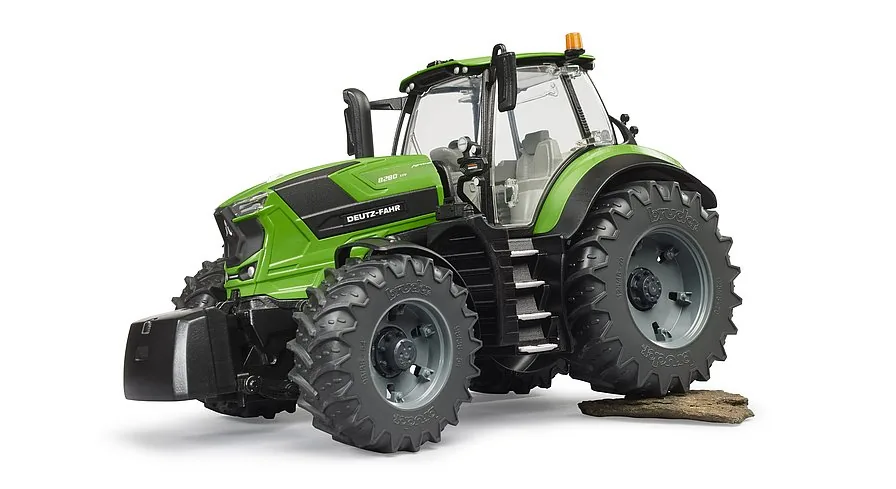 Geländegängiger BRUDER Deutz Spielzeugtraktor mit flexibler Pendelachse im Einsatz
