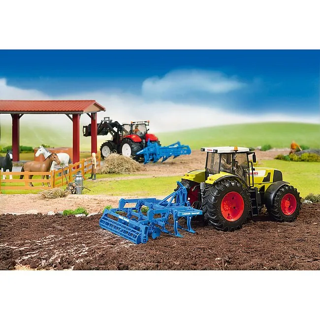 Spielzeug-Traktoren mit blauen Geräten und der BRUDER Lemken Smaragd Scheibenegge auf dem Feld