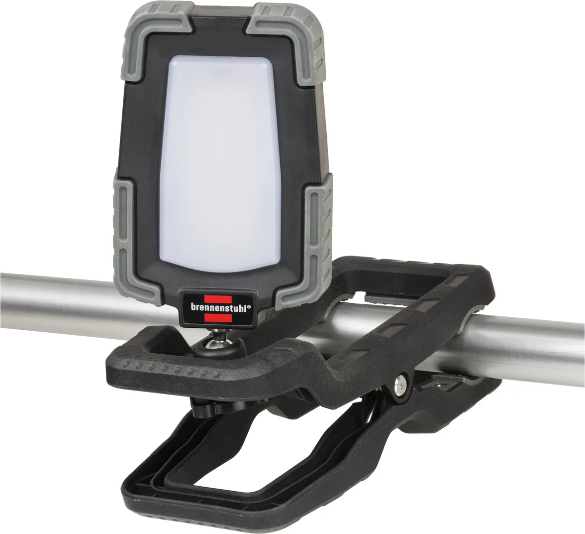 Brennenstuhl Akku LED Klemmstrahler 1050 MA an einem Rohr festgeklemmt