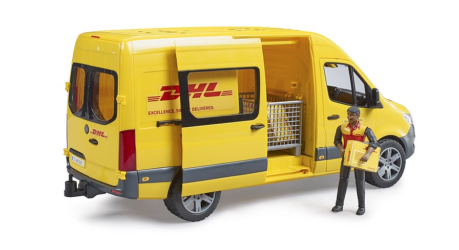 BRUDER DHL Sprinter mit geöffneter Schiebetür und Paketbote beim Beladen