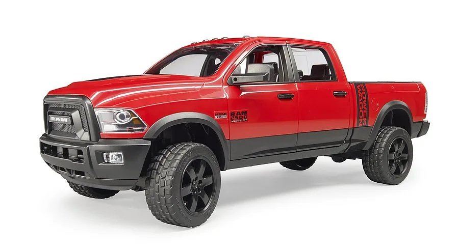 Frontansicht des RAM Power Wagon Pickups mit Kühlergrill und Offroad-Bereifung