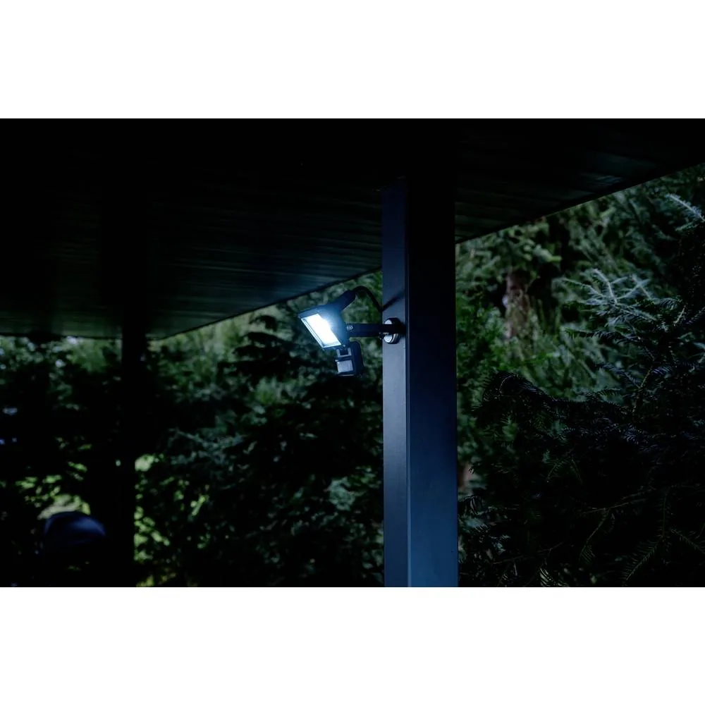 Brennenstuhl JARO 1060 P LED-Außenstrahler am Pfosten im Garten, nachts im Einsatz