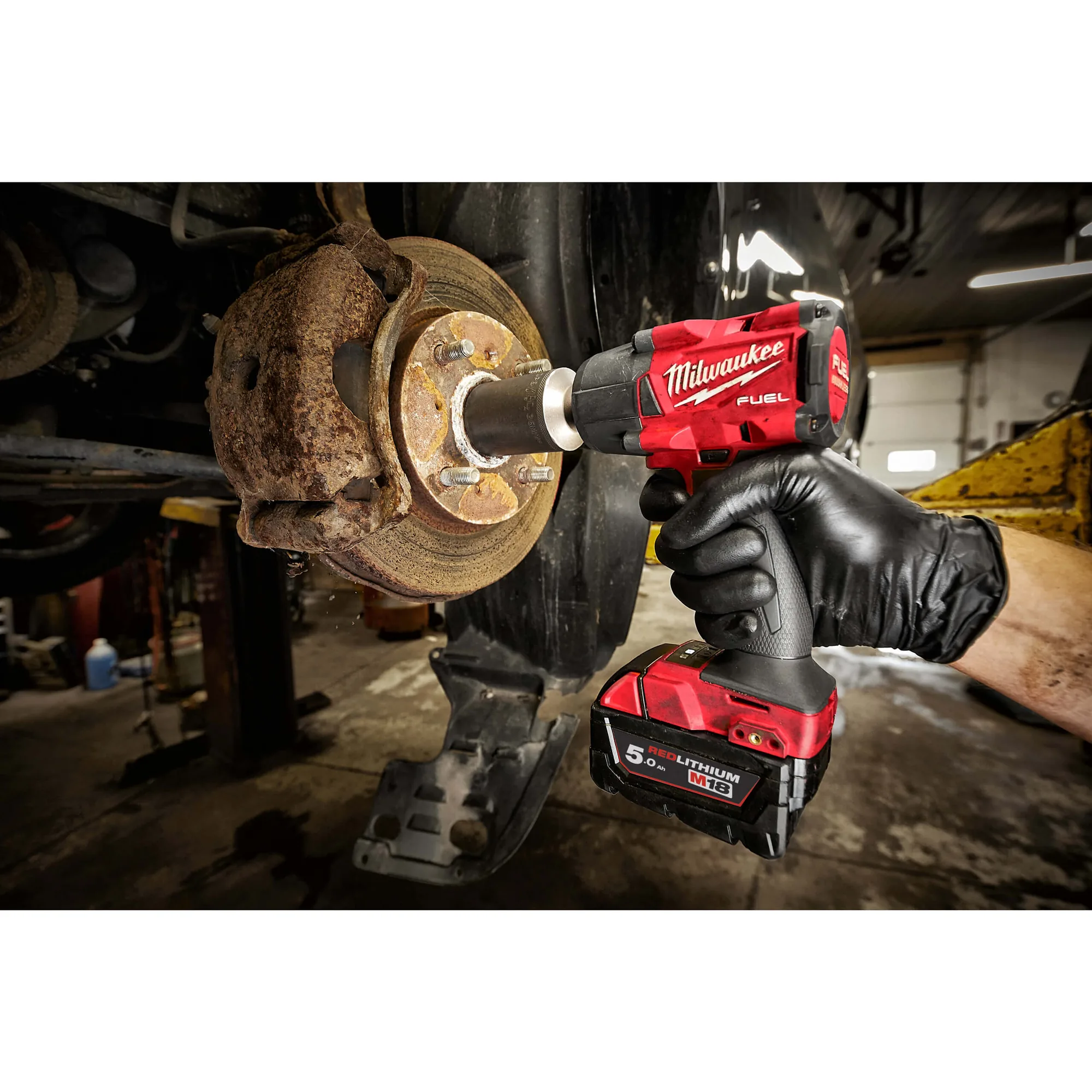 Milwaukee M18 FUEL Schlagschrauber im Einsatz an einer Radnabe