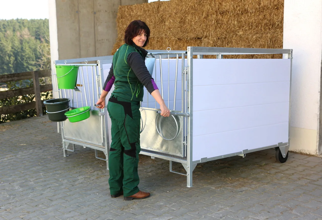 Kerbl Stall- und Baueimer Olivgrün 12 Liter 29881 bei der Nutzung an einer Kälberbox