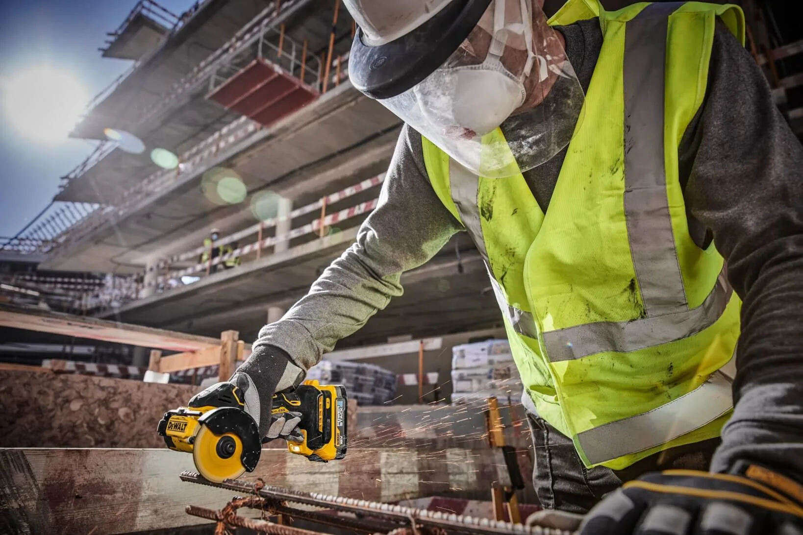DeWalt DCS438N Akku-Trennschleifer beim Trennen von Bewehrungsstahl