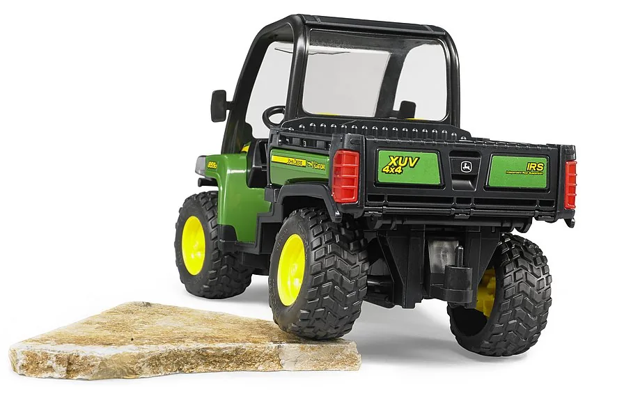 Offroad-Einsatz: Der geländegängige John Deere Gator fährt über Hindernisse