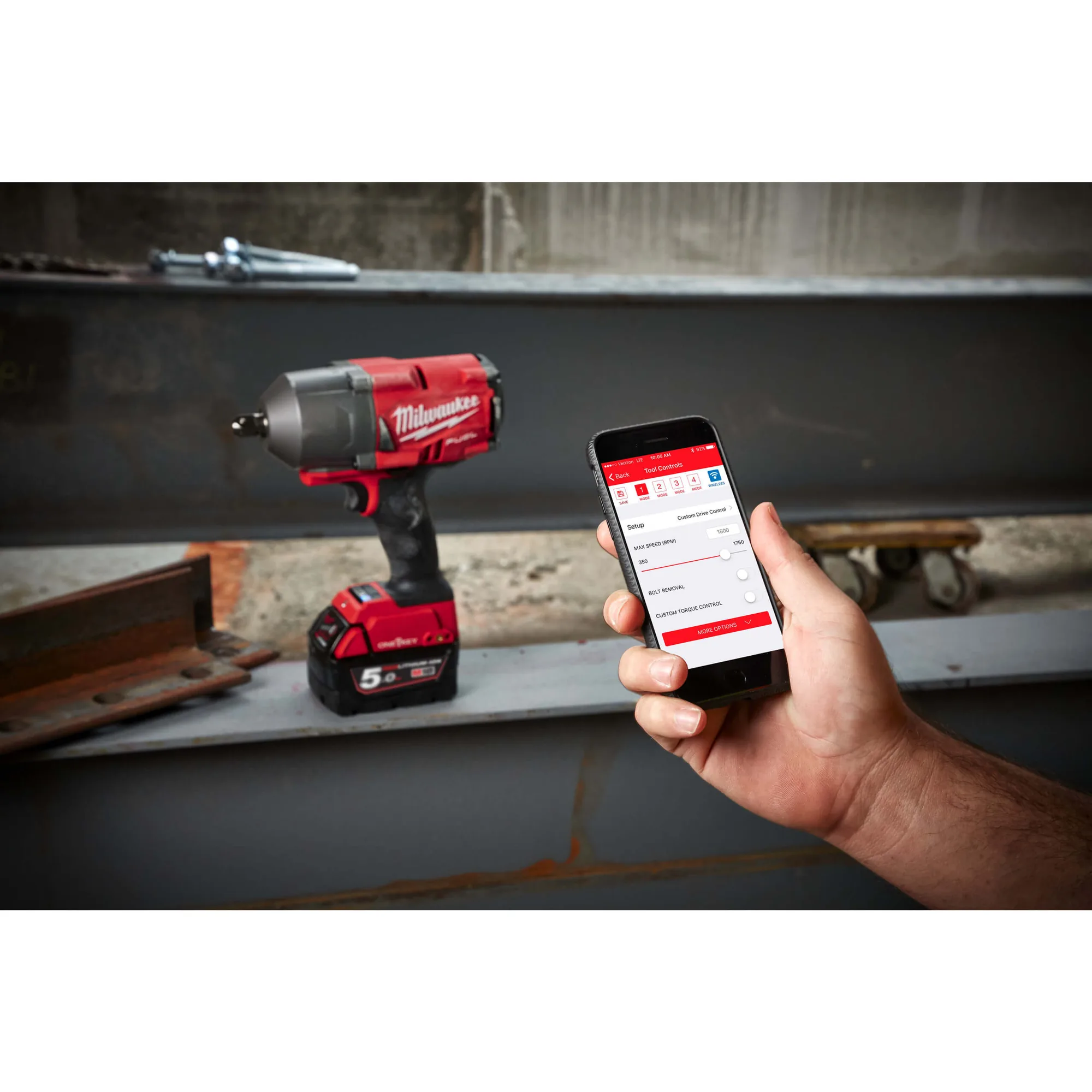 Milwaukee M18 FUEL Schlagschrauber auf einer Schiene mit ONE-KEY Smartphone-App