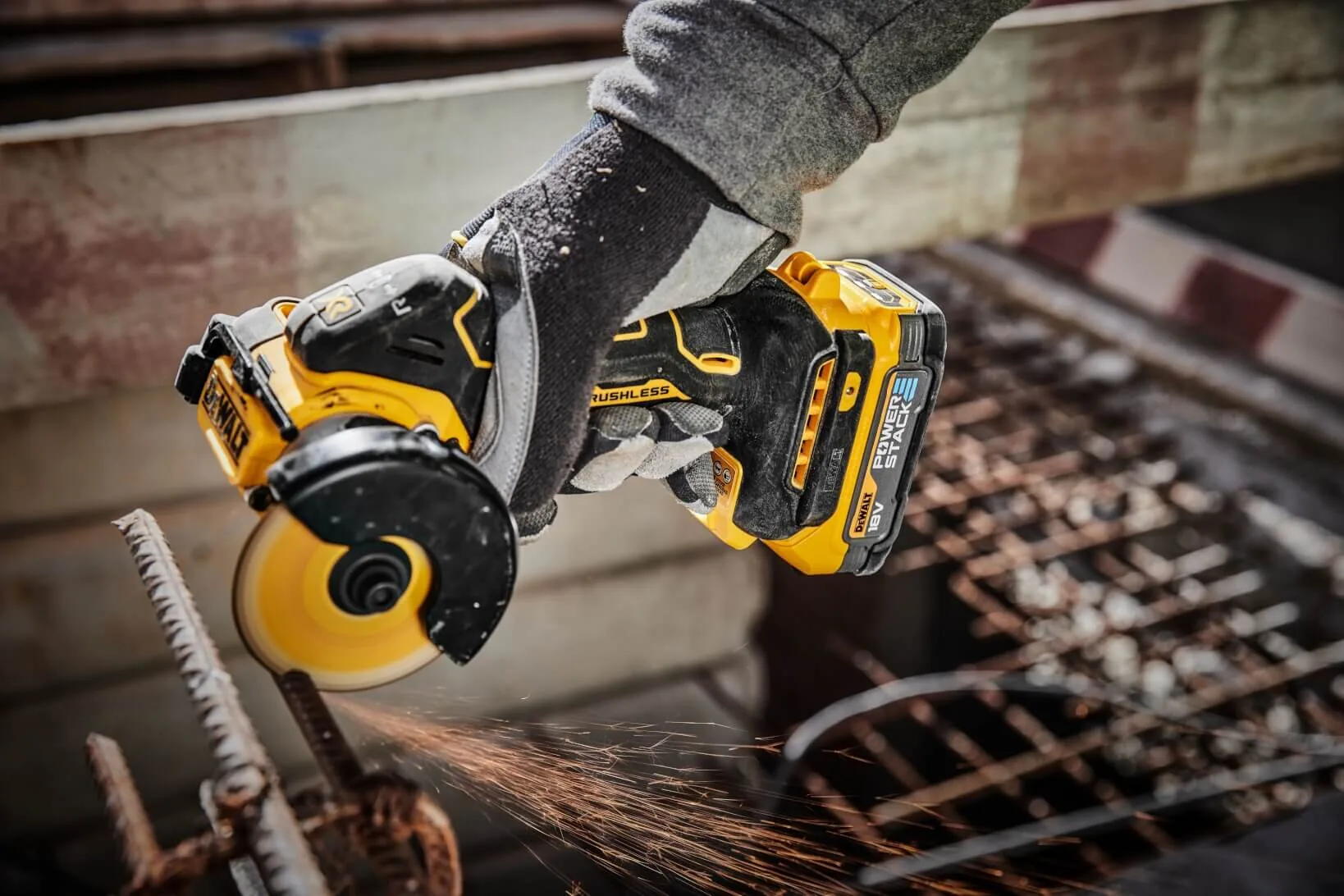 DeWalt DCS438N Akku-Trennschleifer mit Funkenflug an Bewehrungsstahl