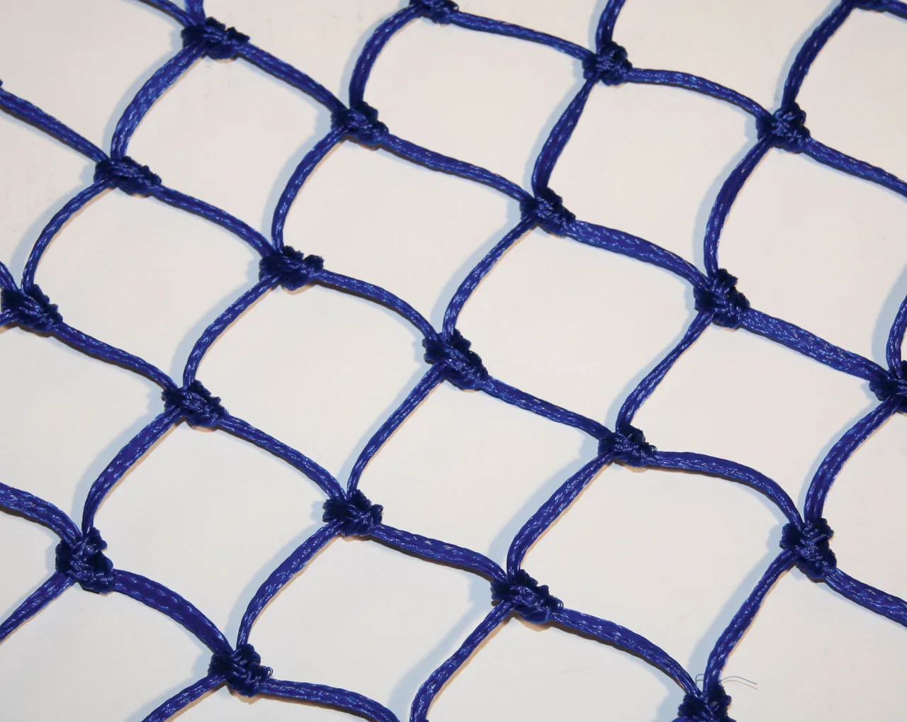 Blaues geknotetes Kerbl Heunetz mit 5 x 5 cm Maschen, Nahaufnahme