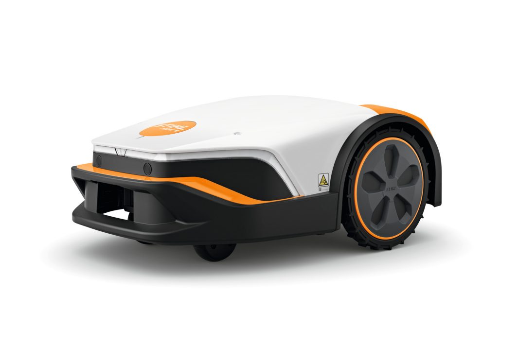 STIHL iMOW 7 Mähroboter in Vorderansicht mit breitem Rad und Frontsensoren
