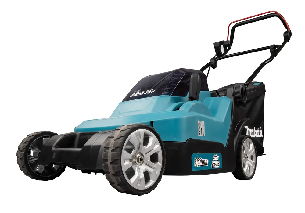 Makita DLM382PM2 Rasenmäher schräg von vorne mit großen Rädern