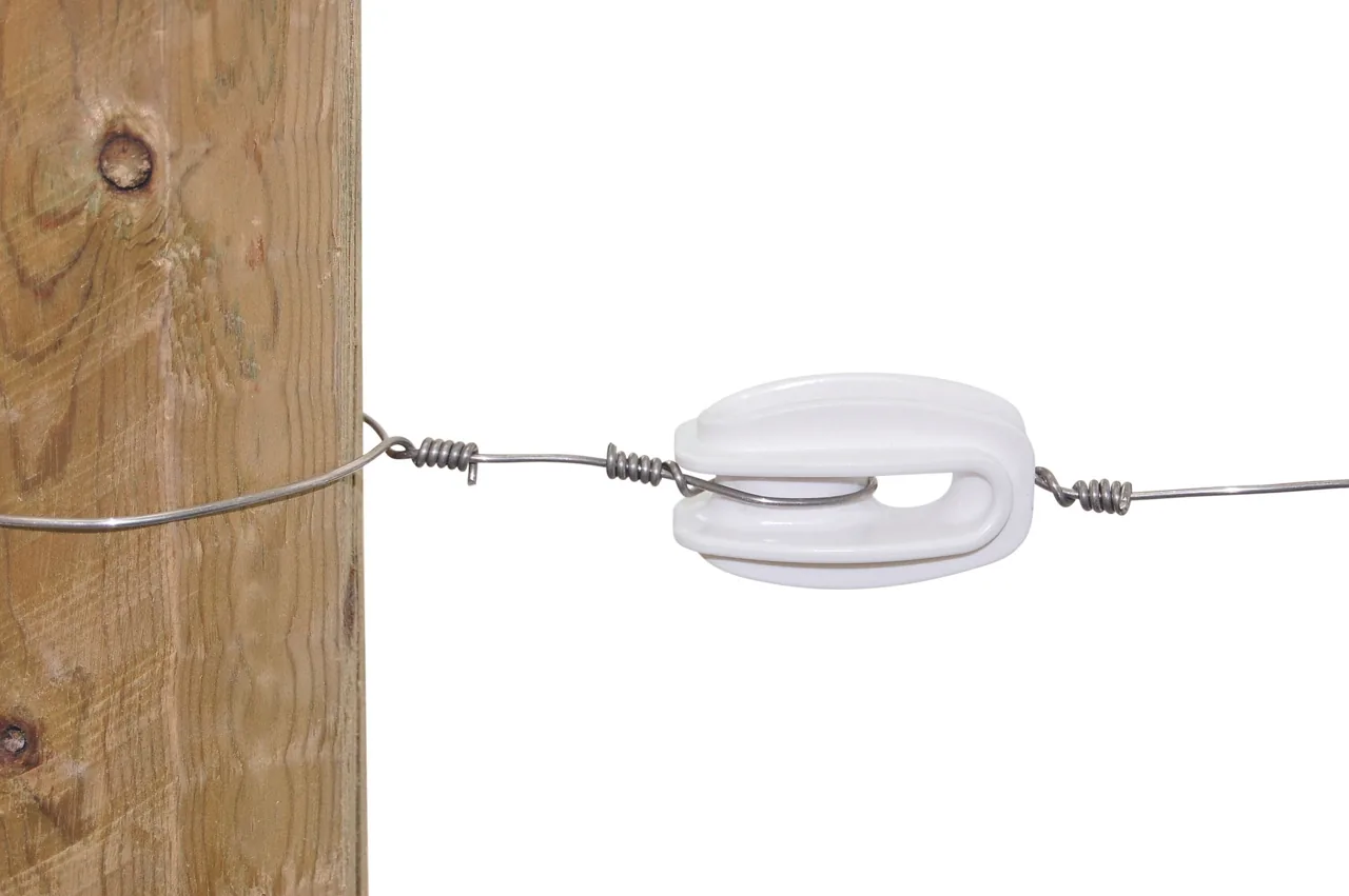 Kerbl Polyamid Abspann-Isolator weiß mit Spannfeder und Draht am Holzpfosten