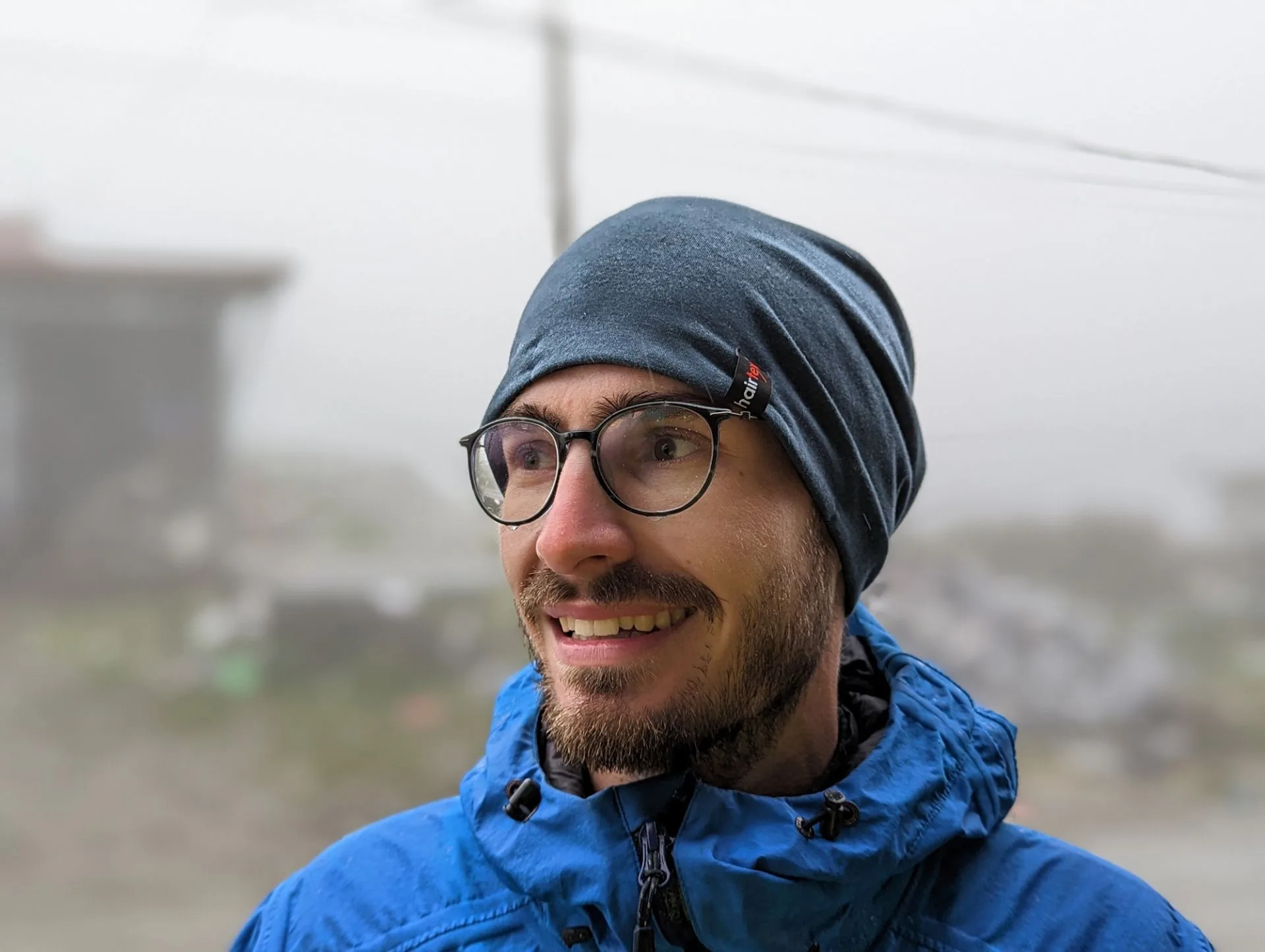 Mann mit ozeanblauem Hairtex Stall-Beanie im Nebel