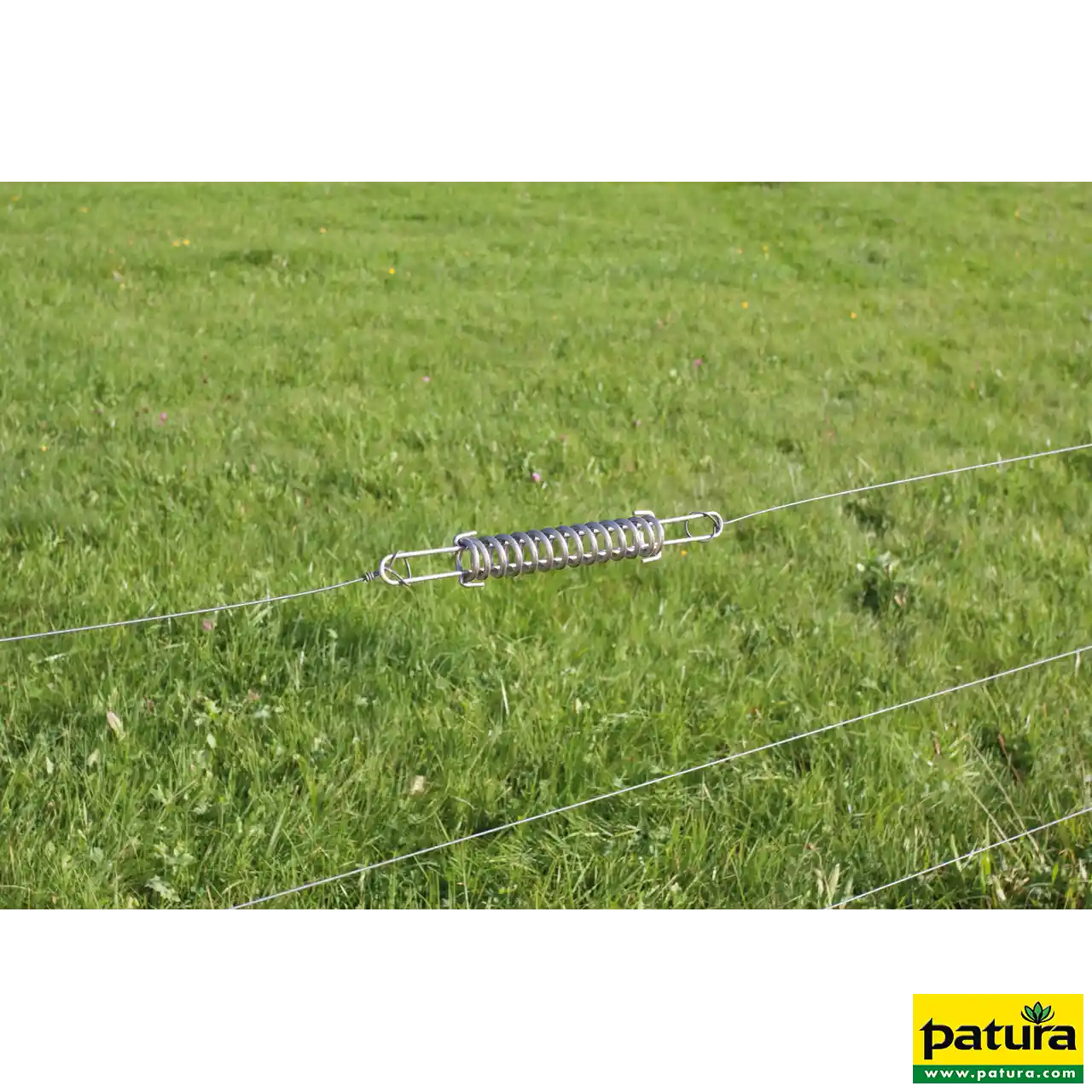 Eingebaute Patura Edelstahl-Stahlspannfeder im gespannten Zaundraht