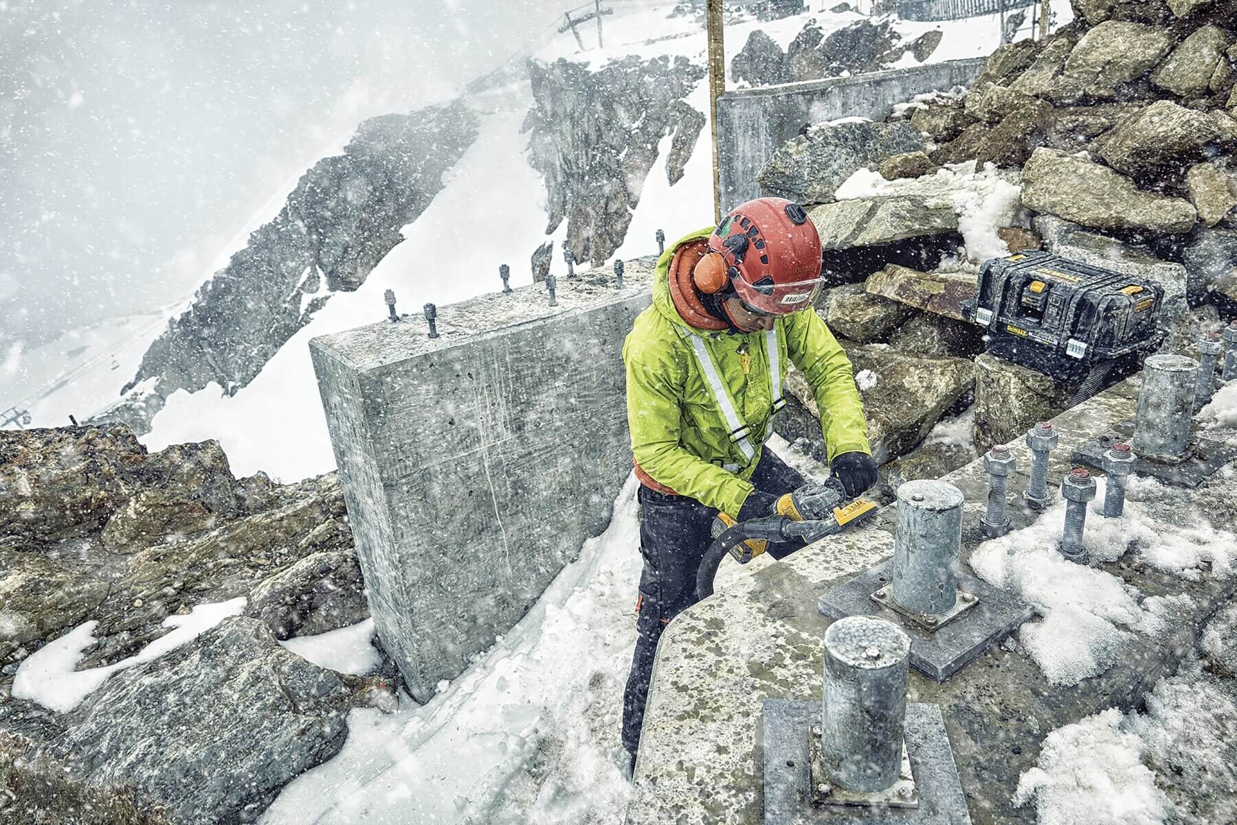 DeWalt DCG418NT FLEXVOLT Winkelschleifer im Einsatz im verschneiten Gebirge