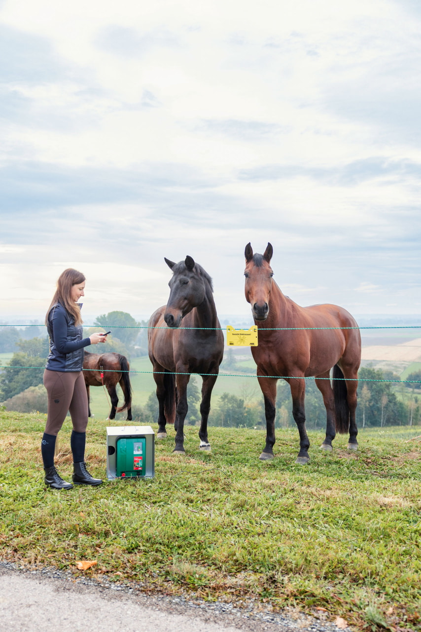 Kerbl Duo Power X 6000 smart – Effizientes und intelligentes Weidezaungerät für Landwirte und Tierhalter. Ideal für Pferde, Rinder und Schafe mit mittlerem bis starkem Bewuchs. Mit Anbindung an Cloud und App-Steuerung.