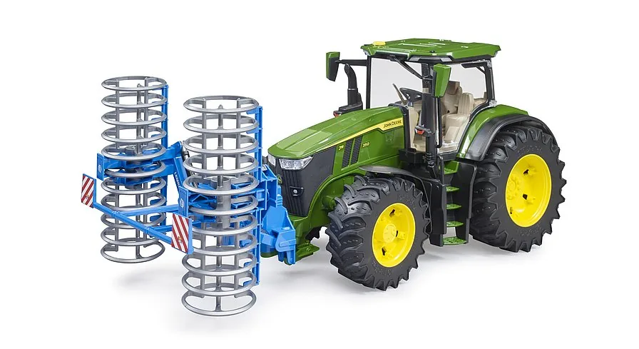 Bruder Frontpacker an einem John Deere Traktor montiert
