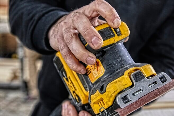 DeWalt DCW200NT 18V XR Brushless 1/4-Schleifer – Kabellose Präzision für professionelle Schleifarbeiten