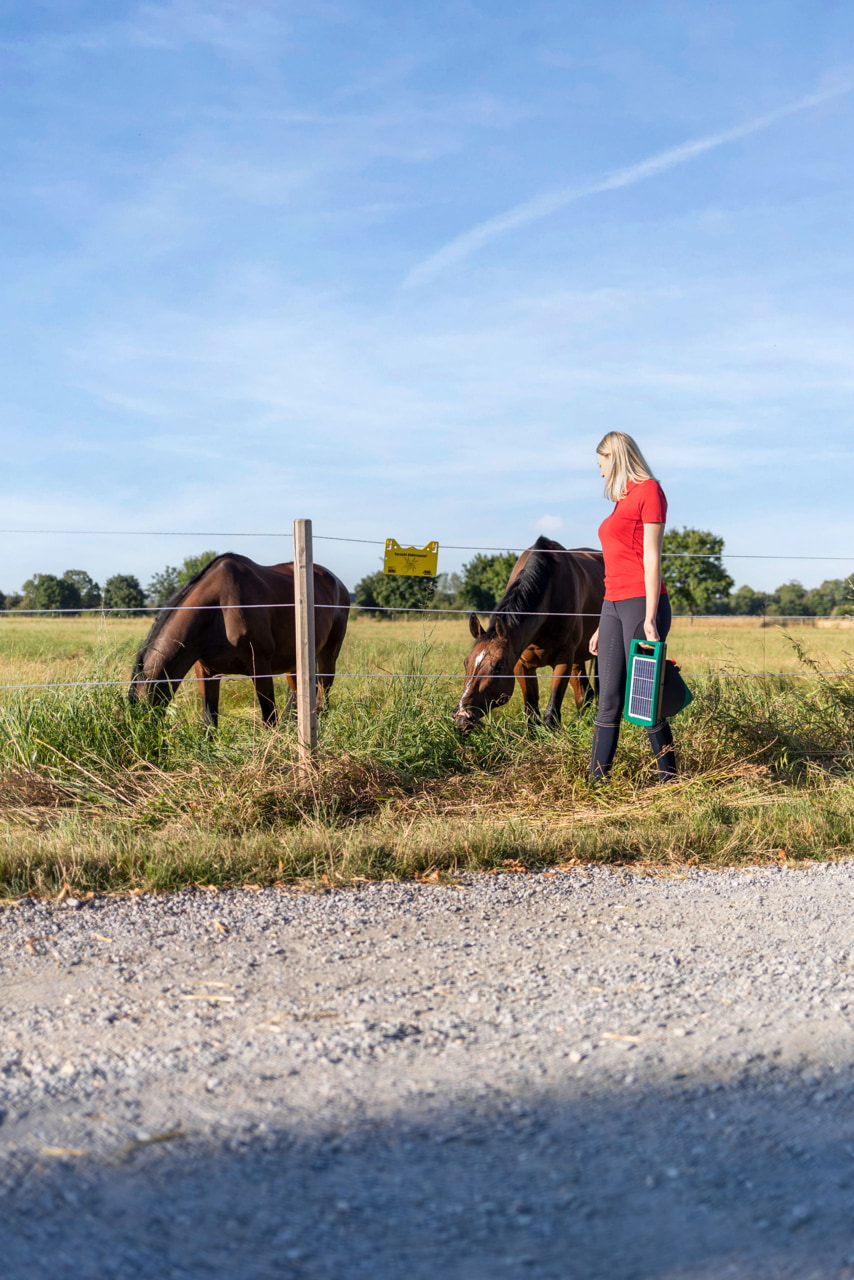 Effizientes Solargerät für Weidezäune - AKO SunPower S1000: Zuverlässige Tierbegrenzung für Landwirte und Tierhalter