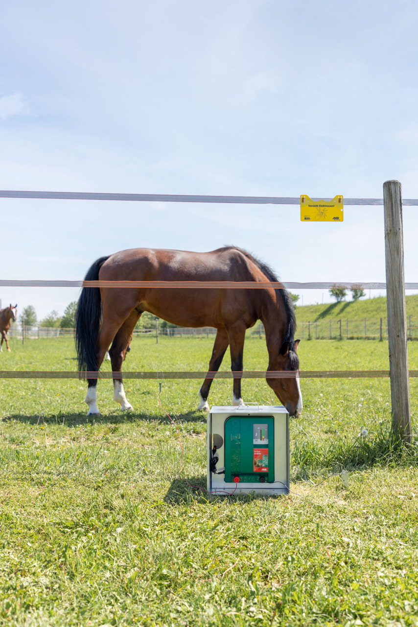 AKO Duo Power Xi 8000 Weidezaungerät von Kerbl - Leistungsstarkes und flexibles Zaungerät für Landwirte und Tierhalter, ideal für die extensive Weideüberwachung von Pferden, Bullen und Schafen sowie zur Wildschwein- und Wolfsabwehr.