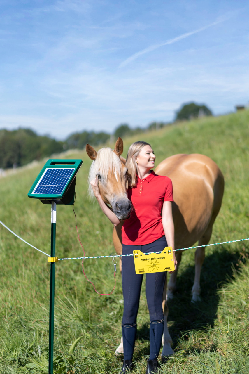 Effizientes Solargerät für Weidezäune - AKO SunPower S1000: Zuverlässige Tierbegrenzung für Landwirte und Tierhalter