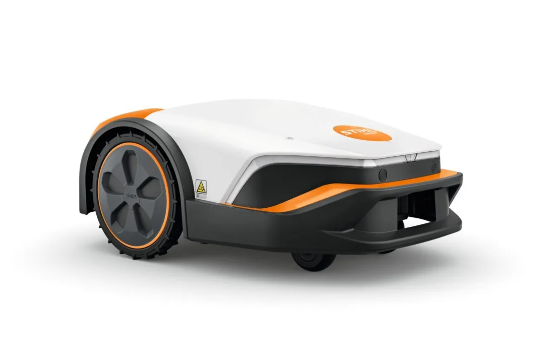 STIHL iMOW 7 Mähroboter in schräger Frontansicht mit weiß-orangefarbenem Gehäuse
