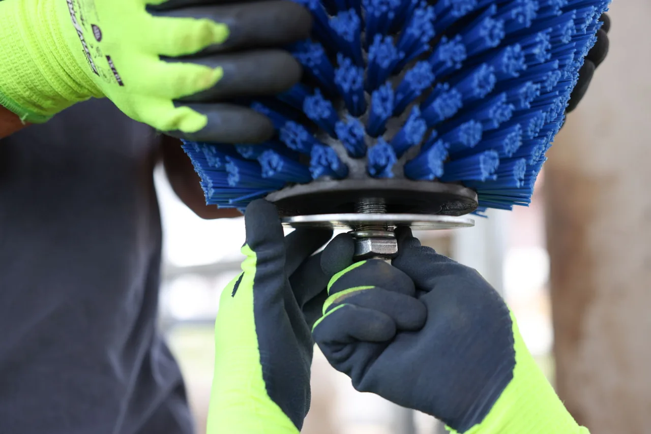 Kerbl HAPPYCOW FlexiSwing Kuhbürste, Detail der Montage am Federteil (mit Handschuhen)
