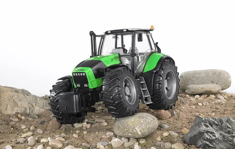 BRUDER Deutz Agrotron X720 Traktor 03080 auf steinigem Gelände