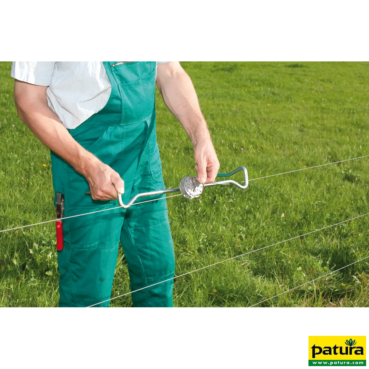 Mann montiert den rotierenden Patura Spanner am Zaundraht