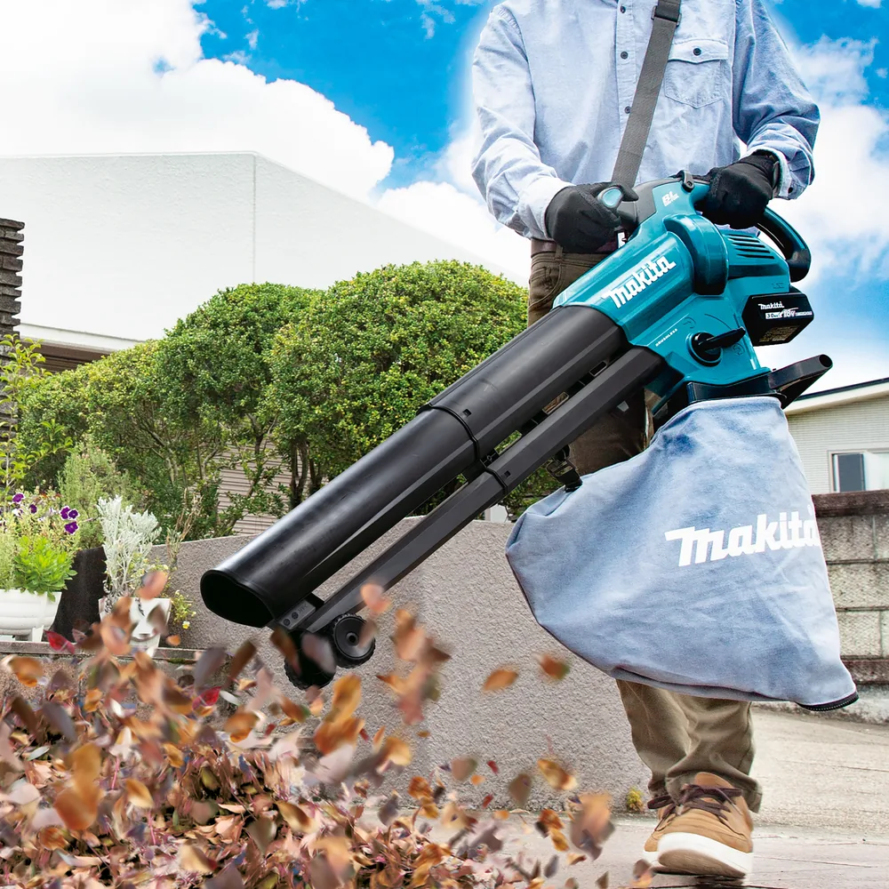 Makita DUB187 Akku-Laubbläser und -sauger im Garteneinsatz beim Laubblasen