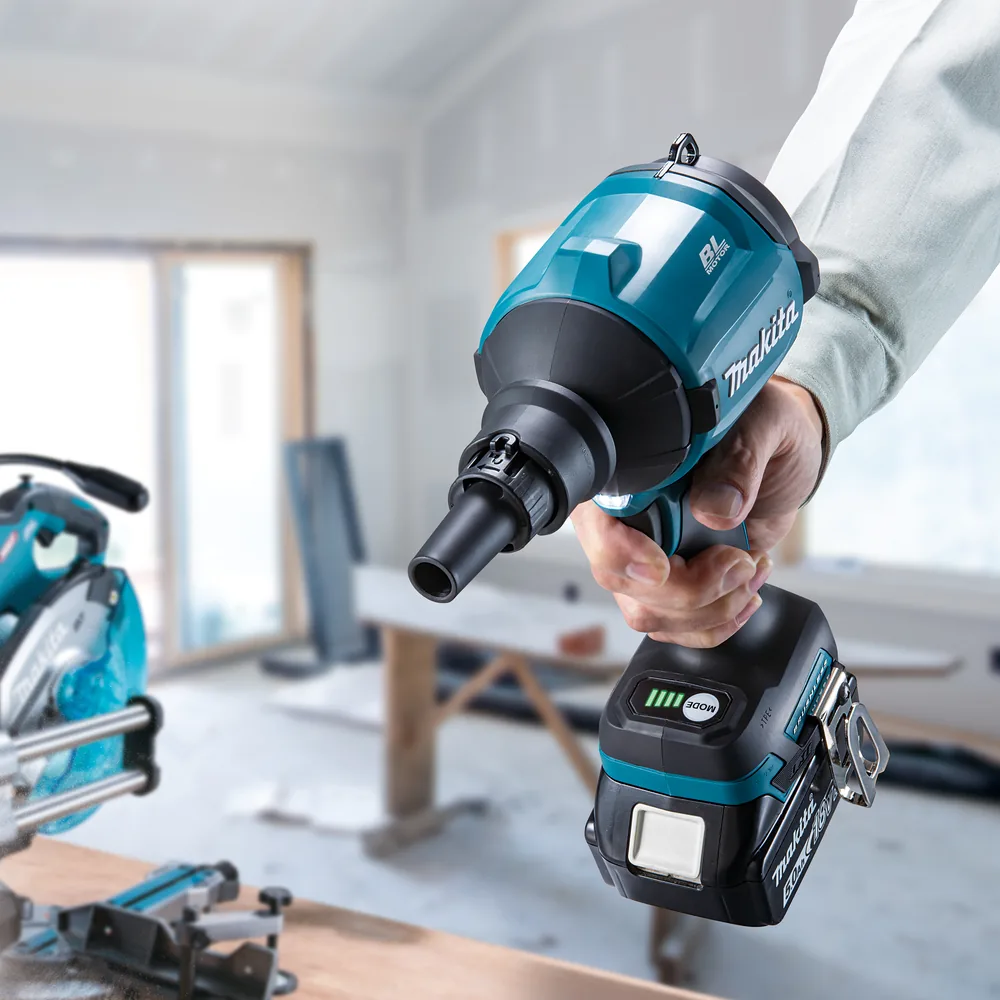 Makita DAS180 Akku-Gebläse im Einsatz in einem Innenraum gehalten