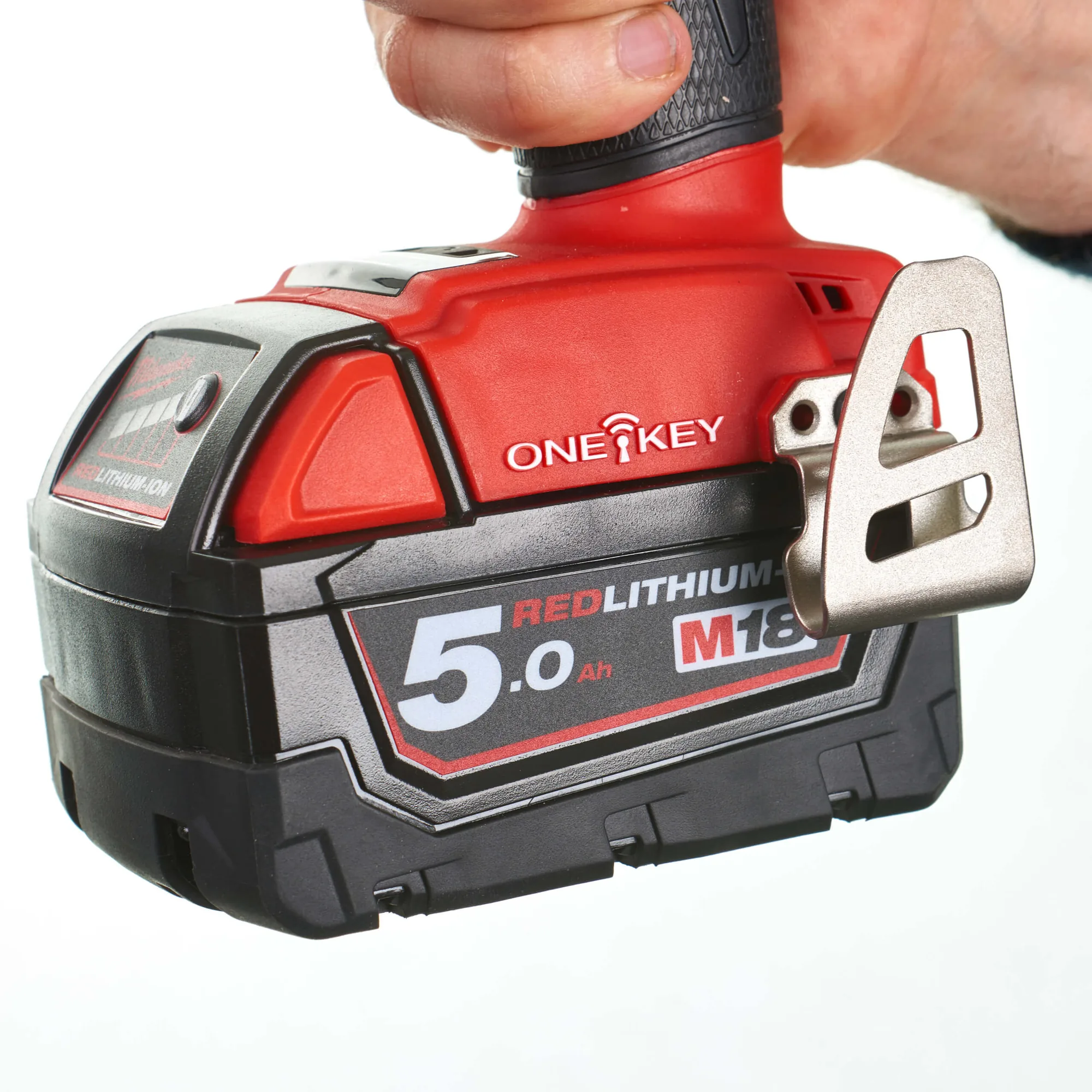 Detail des ONE-KEY Akkus 5,0 Ah am Milwaukee M18 ONEIWF12 Schlagschrauber