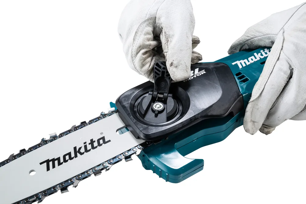Hände mit Handschuh stellen die Sägekette am Sägekopf des Makita DUA200Z ein
