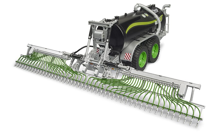 Detailansicht der grünen Verteilerschläuche am Heck des Bruder Fliegl Wagens