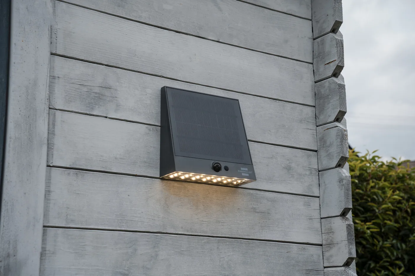 Brennenstuhl SOL 1000 Plana an einer Holzwand montiert mit Solarmodul