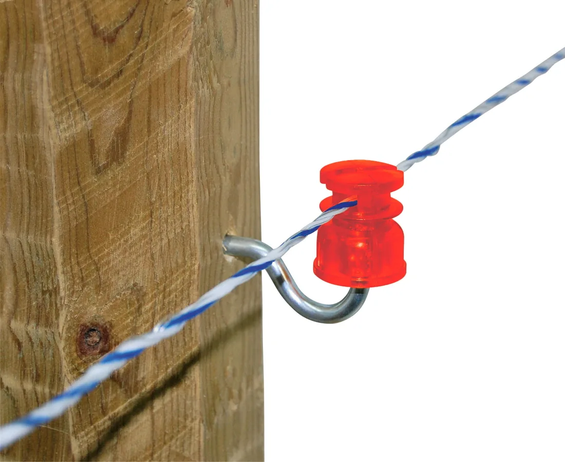 Roter Schlitzisolator mit eingelegter Litze am Holzpfosten, Anwendung